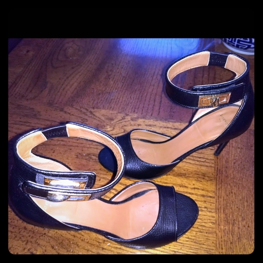 Givenchy shark (gold) lock heels